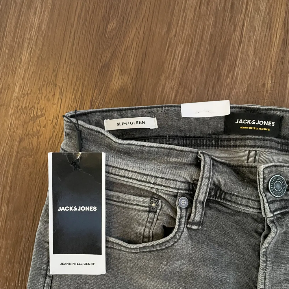 Säljer dessa helt nya Jack and Jones jeans då dom var för små för mig. Modellen heter slim/glenn som sitter slimfit. Storleken är 28/30. Nypris är 600kr mitt pris 399kr. Först till kvarn!. Jeans & Byxor.