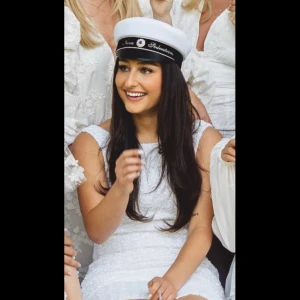 Glittrig klänning öppen rygg🎀 - Hade den här klänningen på fotograferingen på studenten. Har använt den 1 gång så den är i ny skick. Väldigt fin i ryggen och väldigt bekväm trots paljetterna❤️ 