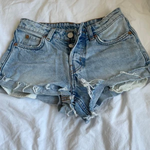 jeansshorts!! - ⚠️FRAKTEN INGÅR INTE I PRISET⚠️ jag köpte dessa shortsen förra sommaren från weekday i storlek 23 (midjemått 69) och nu är de för små för mig. de har små detaljer vid knapparna som är lite uppsprättade men de har alltid varit det! finns fransar på. 