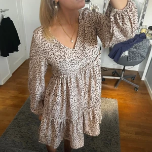 Klänning - Otroligt fin långärmad leopardklänning med volanger🐆 köpt på loppisen i Karlaplan men saknar lapp med märket🌟 bra skick förutom liten tråd som lossnat (se sista bilden)