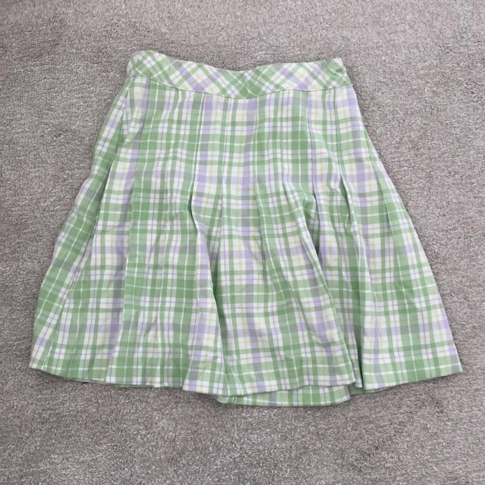 Ljus grön kjol, nyskick och jätte fin till sommaren! ☀️ i storlek 146-152 från Lindex . Kjolar.
