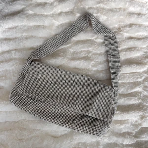 Glitterväska - Väska från hm med dragkedja. Alla stenar kvar🩶