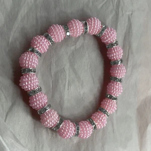 🌸💓💗 - Egengjort armband, tråden är stretchig så passar dom flesta men kan även göra speciella storlekar vid intresse🌟