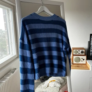 Stickad tröja  - Blå randig stickad tröja i fint skick perfekt till våren och sommaren😊
