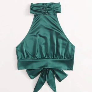 Tröja  - Super fin grön tröja med öppen rygg som är lite mer festlig, aldrig använd❤️ 