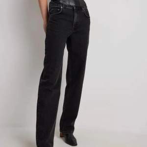 Säljer dessa jeans från Ida Carlsson x NAKD då de inte längre kommer till användning. Använda fåtal gånger, inga defekter! Nypris 499, pris går att diskutera!🥰