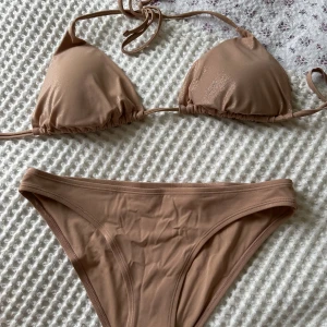 Glittrig bikini - Topp i storlek L och underdel i storlek S. Fint skick från Lindex.