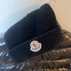 Moncler mössa - Jätte fin mössa som är använd ett väldigt fåtal gånger💓 Köpt på NK i Göteborg nypris: 2700kr