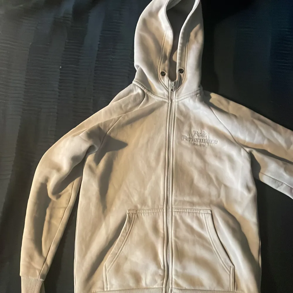 Tjena säljer nu min feta peak performance zip hoodie! Skick 8/10 storlek S Priset är inte hugget i sten!. Hoodies.