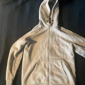 Tjena säljer nu min feta peak performance zip hoodie! Skick 8/10 storlek S Priset är inte hugget i sten!