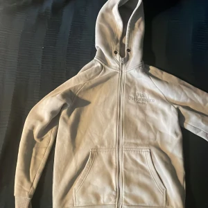 Snygg Peak tröja! - Tjena säljer nu min feta peak performance zip hoodie! Skick 8/10 storlek S Priset är inte hugget i sten!