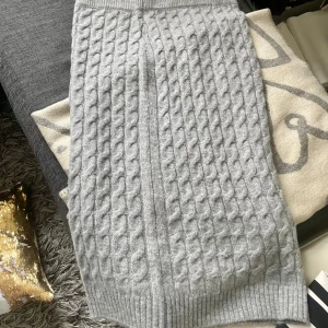 Ny stickad kjol grå  - Snygg stickad formnära kjol som ej sticks. Färg: Ljusgrå. Storlek :M/L