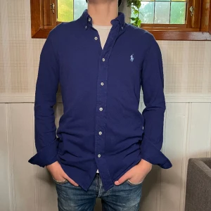 Ralph Lauren skjorta - Marinblå Ralph Lauren tyg skjorta | Skick 9,5/10 | Storlek S | Pris: 349kr | Modellen är 175 cm lång | Fraktar via PostNord och Instabox på köparens bekostnad:)  Hör av dig vid frågor och funderingar mvh 
