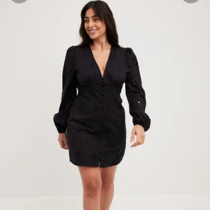 Miniklänning nakd - Säljer denna fina miniklänning ifrån na-kd i storlek 36 då den inte kommer till användning! Adoore inspirerad, slutsåld!