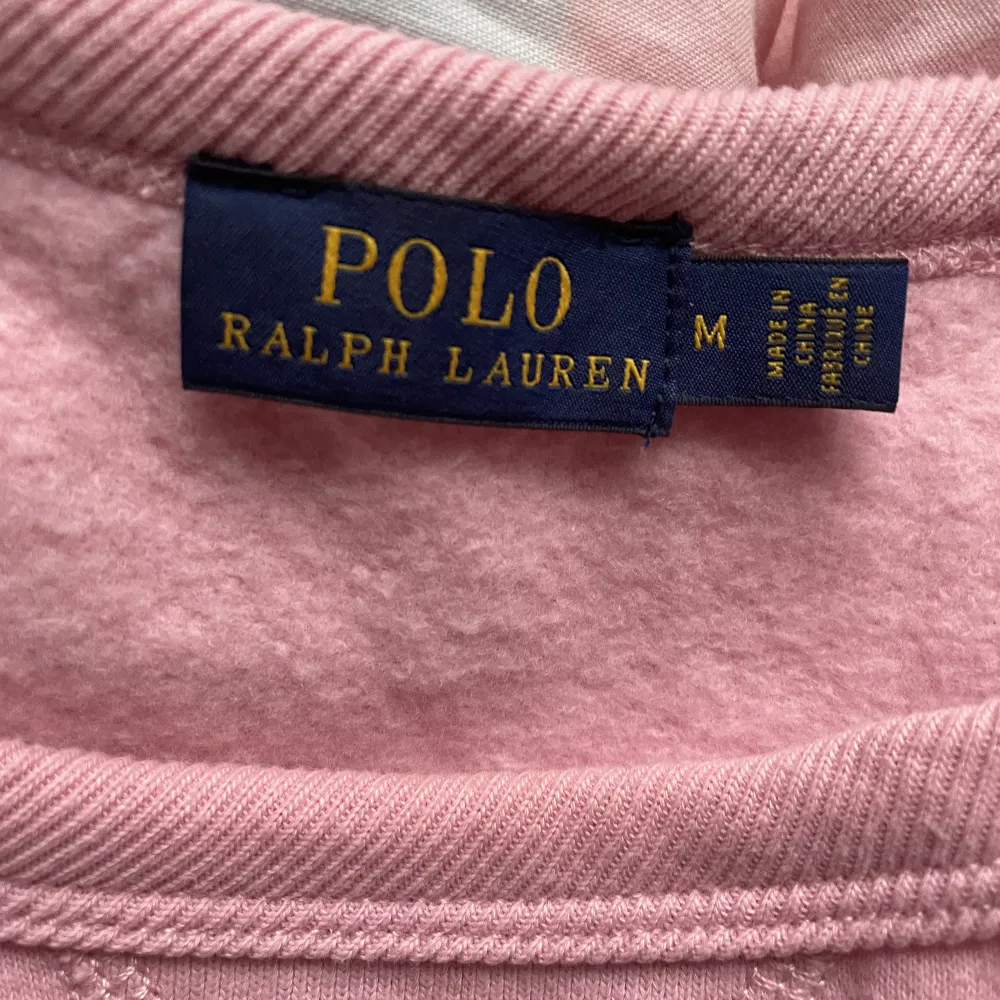 En helt ny aldrig använd polo Ralph Lauren tröja i rosa. Jättemjuk och skön men ett blått märke. Stl medium men skulle säga att den passar S. Jättefin! Nyskick🩷 priset är diskuterbart. . Tröjor & Koftor.