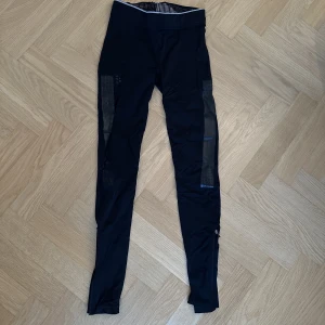 Träningstights  - Perfekta träningstights när man ska ut och springa t.ex, då de har fickor där bak🖤🩶 