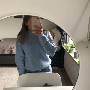 Stickad tröja  - Stickad tröja, sparsamt använd. 