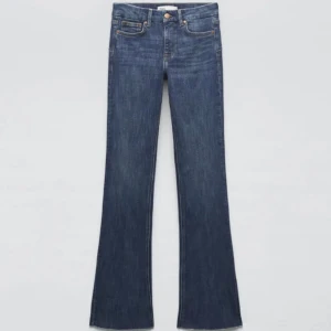 Zara low waist bootcut jeans - Säljer dessa trendiga lågmidjade bootcut jeans från zara då jag har ett par liknande. Jeansen är aldrig använda och jag säljer för 250kr och nypris är 400kr. Kan skicka fler bilder privat om de är så☺️