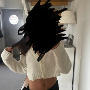 Vit kofta - En kort och fin kofta som passar fint till t.ex jeans eller en kjol.