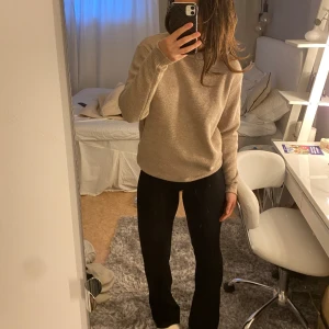 Stickad beige tröja  - Stickad tröja, aldrig använd 