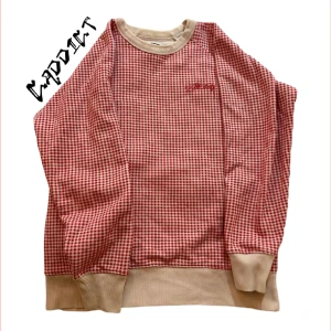 Stussy Tröja - - En fin tröja av märket Stussy i färgen röd och vit - Storleken Large men liten i storleken -Tveka inte att fråga något om plagget