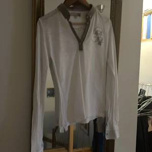 La Martina Långärmad tröja med skjortkrage - Vit/Rosa/Ljusbruna La Martina tröja Inga fläckar men använd därav priset!