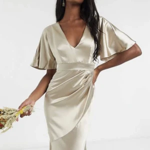 Balklänning  - Balklänning i champagne färg som är helt i nyskick! 