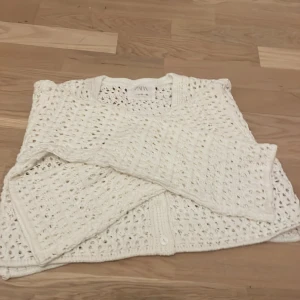 Vit kofta från Zara! - Denna koftan är för liten för mig och det är därför jag tänkte sälja den, den är som en magtröja men det blir jättefint att ha något under. 
