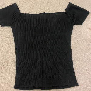 Svart topp  - En svart snygg topp. Den är i ett jätte fint skick. Den har Max används 1 gång sedan har den tyväär blivit liten på mig därför säljer jag den🌸