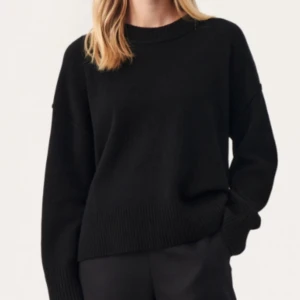 Kashmir tröja - Säljer min svarta Kashmir tröja från Zalando. Fina sömmar som detaljer. Kom privat för egna bilder, tröjan har inga fläckar eller hål osv. Köpte för 1500 100% kashmir