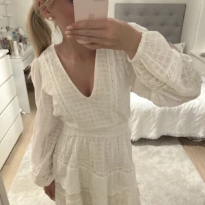 Vit klänning  - Säljer min jättefina vita sommarklänning pga den inte kom till användning, Klänningen är använd 1 gång så den är som nyskick dn har inte heller några tecken på användning. Kontakta mig gärna för fler bilder!💗