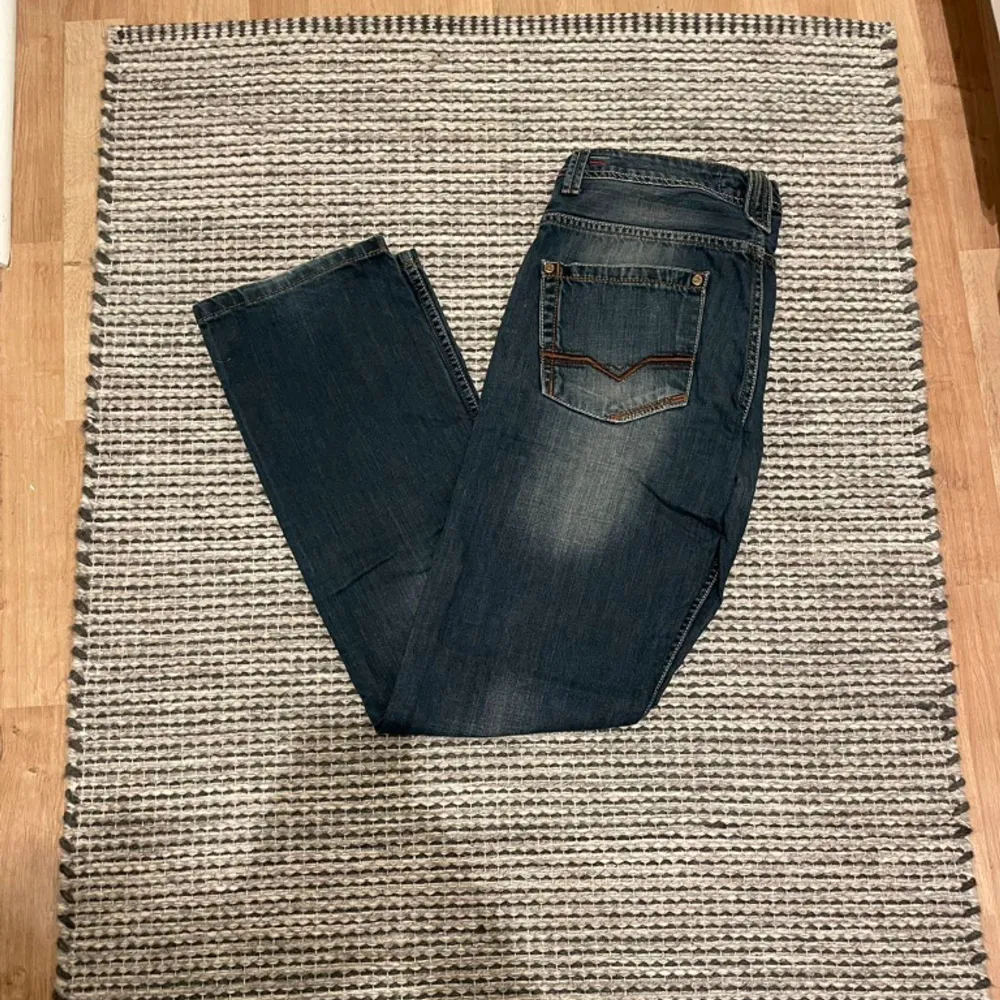 Säljer ett par jätte fina svartgråa jeans. Storlek W31 L32. Inga defekter. Skriv om du har några frågor så är det bara att dma:) De passar om mane ungefär 175 cm.. Jeans & Byxor.