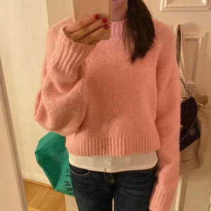  Rosa stickad  tröja  - Intresse koll På denna Jätte fina stickade tröja säljer den därför att den inte har kommit till användning. Ny pris 350kr