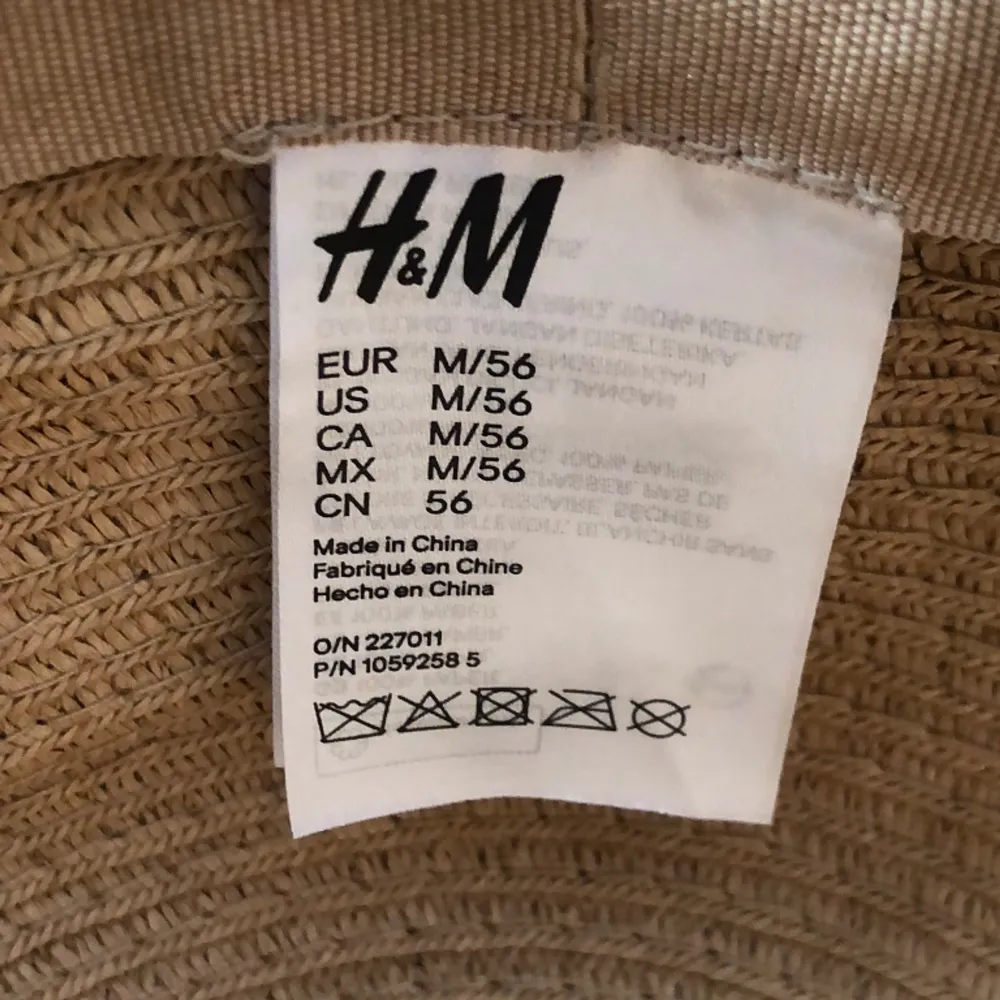 En beige hatt från H&M, bra skick  Köparen står för frakten . Accessoarer.