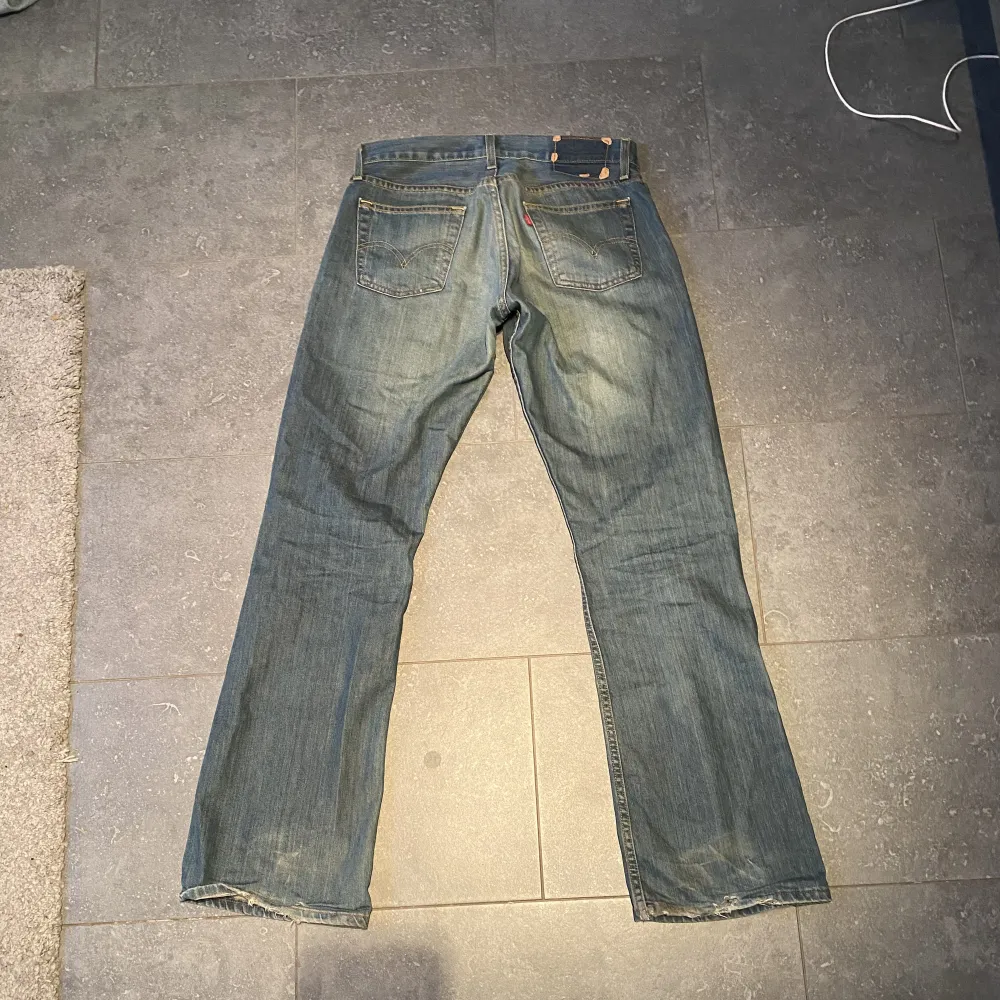 Feta Levis jeans, sälja pga att de inte används. Färgen är som de ser ut på bild 1. Grymt skick förutom tagen back och lite lite heelbite, alla fel syns på bild 3. Jag är 182cm för referens. Skriv gärna för frågor och fler bilder :). Jeans & Byxor.