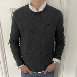 POLO RALPH LAUREN - STICKAD TRÖJA - stickad tröja från Ralph Lauren i storlek medium. Skick 8,5/10. Nypris : ca 1499 Mitt pris : 549 Grabben på bilden är 184 