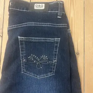 Säljer dessa mörkblåa jeans då jag inte längre använder dem, dem är i bra skick. Skriv gärna om ni har några frågor eller vill se fler bilder!💗💗