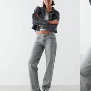 Gina tricot jeans  - Säljer nu dessa jeans ifrån Gina tricot i modellen low straight. Använda ett fåtal gånger. Pris kan diskuteras!