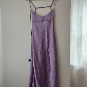 Lila långklänning - Klänning från Zara i fint skick! Ej använd utan bara tvättad.