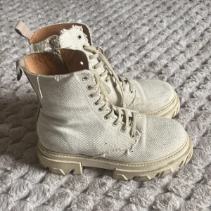 Skor  - Ljusbeige tyg 