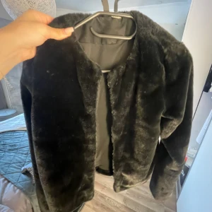 Päls jacka.  - Svart pälsjacka, fakepäls så otroligt skön
