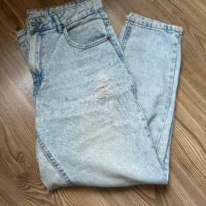 Jeans från NewYorker  - Slitningar på två ställen 