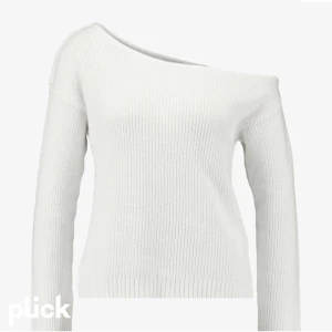 Offshoulder tröja - En så snygg off shoulder tröja från Zalando i färgen vit! Rätt så stor i storleken så även S och en liten M skulle kunna ha på sig tröjan beroende på hur man vill att den ska sitta!Säljer då den tyvärr inte kommer till användning💝 Nypris 309kr