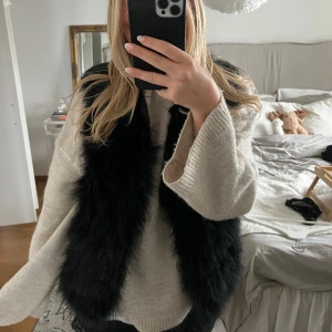 Pälsväst😍 - Så himla fin o söt pälsväst! säljer för den ej kommer till användning. Märket är Hollies o den är i stl M men skulle säga att den är lite mindre i storleken så passar Xs-S också🥰