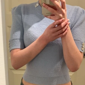 Stickad blå tröja med glitterkavaj, storlek S, helt oanvänd endast provad - Jag säljer min blå stickade tröja som aldrig kommit till användning, jättefin till våren, inte nopprig alls och be gärna om fler bilder på tröjan ifall du behöver, står ej för frakt! 