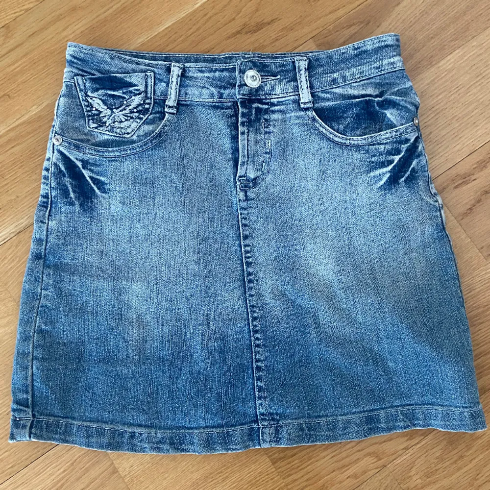 Sjukt fin jeanskjol från edi jeans/edi fashion💓 Kjolen är i storlek M men är lite mindre i storlek🌟. Kjolar.