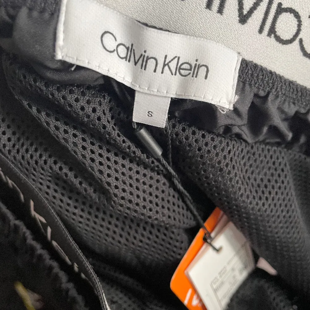 Jätte snygga Calvin Klein badbyxor helt OANVÄNDA för ett riktigt bra pris!!! Om frågor skriv!!  PRIS KAN DISKUTERAS . Shorts.