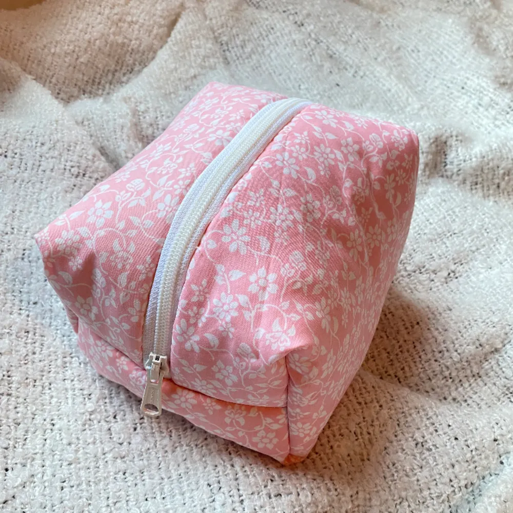 Jättegullig necessär i rosa tyg med vita blommor 🌸 . Väskor.