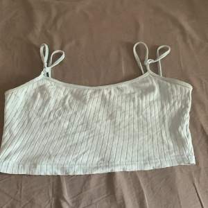 Kort linne från SHEIN med skjusterbara band, storlek xs. Bra skick💗