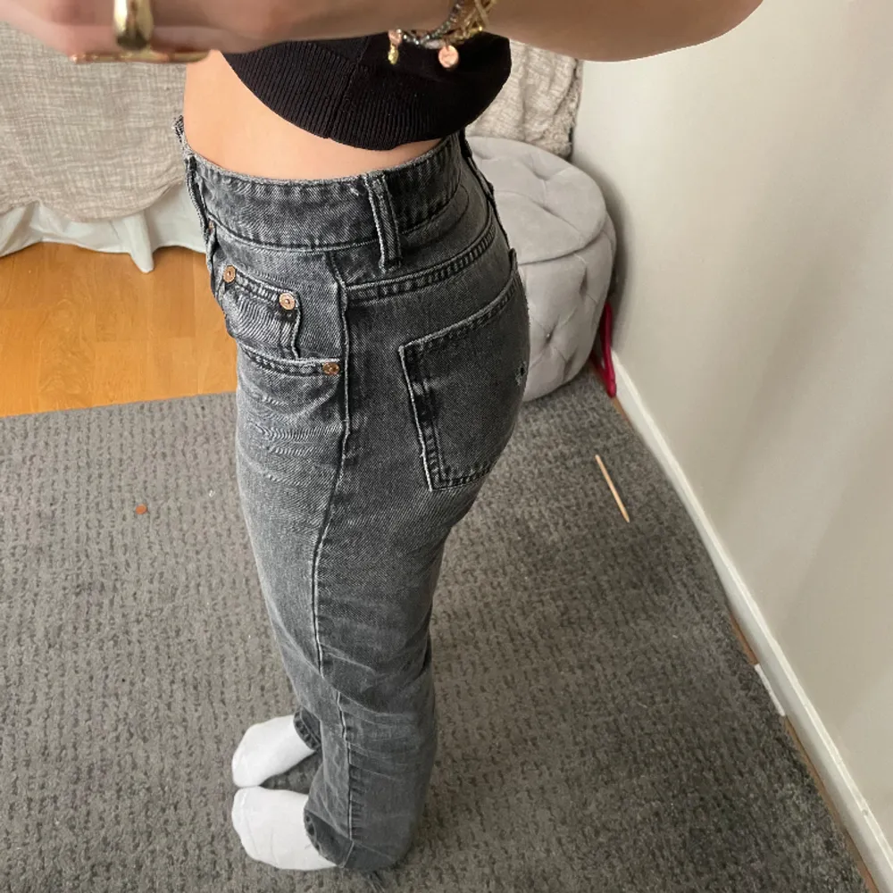 Mid waist jeans från zara. Så sköna kommer bara inte till användning längre. Litet hål på en av fickorna men inget som märkt så mycket . Jeans & Byxor.